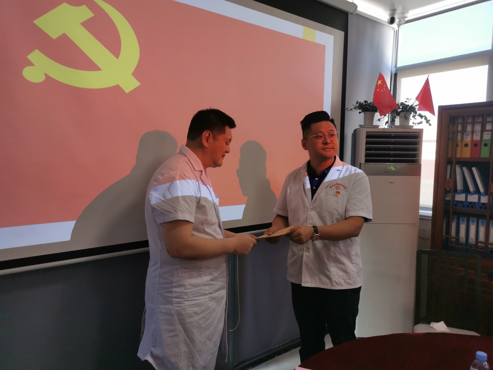 孟强向党支部书记提交盲文版入党申请书.jpg